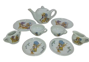 Vintage Holly Hobbie 9 Piece Childs Tea Set Cups Saucers Plates w Sugar Creamer - Picture 1 of 10