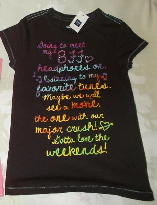 NUEVA CAMISA GAP Niñas Manga Corta Top Talla 6 7 Camisa Marrón con Divertido Estampado PALABRA Foto 1 de 2