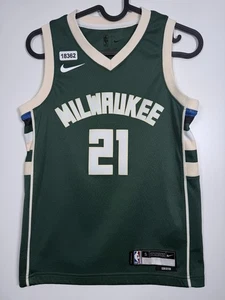 Nike Kinder Jungen Jrue Holiday #21 Milwaukee Bucks NBA Trikot grün Gr. Small 16x23 - Bild 1 von 12