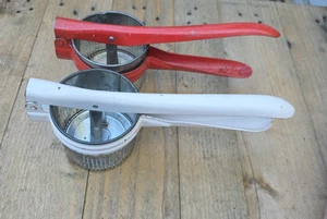 Menge 2 Vintage HANDY THINGS Metall Kartoffelpresse Stampfer Entsafter Presse Dekor - Bild 1 von 10