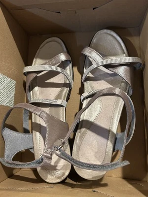 Sandalia Naot Talla 41 Plateada Correas Lentejuelas Acentos Tacón Bajo Cómoda Israel  Foto 1 de 3