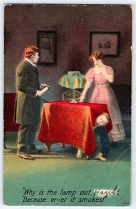 Postal de comedia de pareja romántica 1911 MAN ESCONDE DEBAJO DE LA MESA*PLIEGUE* - Imagen 1 de 2