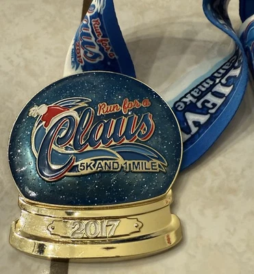 Medal Ribbon California OC Marathon Run for a Claus 2017 Foto 1 de 4