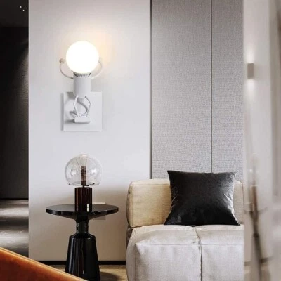 Applique da parete a forma di omino lampada decorativa in metallo bianco E27 - Immagine 1 di 4