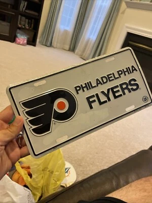Philadelphia Flyers Logo NHL 12x6 Auto Blanco Metal Placa Automática Etiqueta 1989 Foto 1 de 3