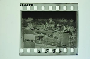 Negativ 4x3,5cm - Soldat mit Granatwerfer auf Panzerfahrzeug Panzer Tank WW2 - Bild 1 von 1