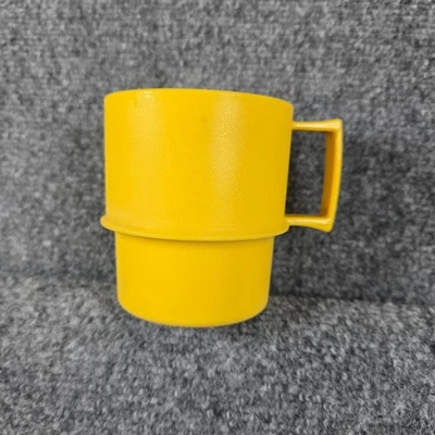 Taza apilable Tupperware vintage amarilla 1972 mediados de siglo utensilios de cocina Foto 1 de 4