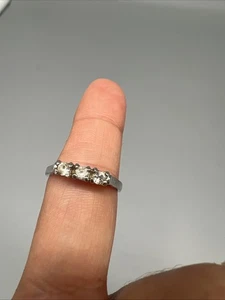 Anillo brillante de plata de ley Avon de 3 piedras talla 8, juego de puntas - Imagen 1 de 4