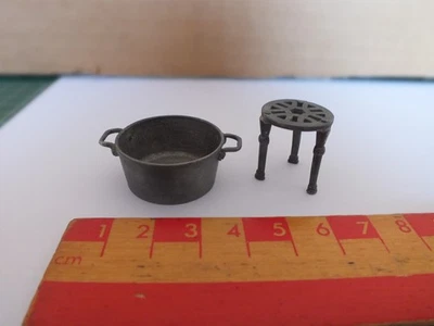 SUPERB VINTAGE DOLLS HOUSE MINIATURES METAL POT & TRIVET  (AC) — 第 1/4 张图片