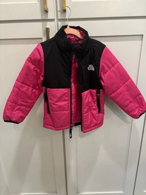Chaqueta rosa para niños pequeños The North Face talla 3T invierno Nueva York aislada Foto 1 de 4