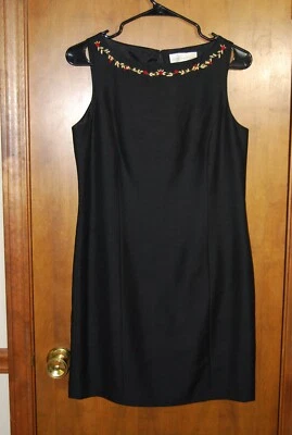 Vestido justo bordado Petite Sophisticate tamanho 6 sem mangas preto forrado de seda - Imagem 1 de 4