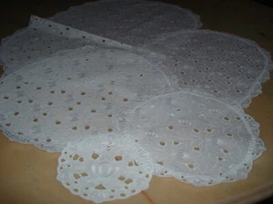 5 tlg. elegantes Zierdeckchenset mit Schweizer Stickerei weiß Baumwollsatin neu - Bild 1 von 7