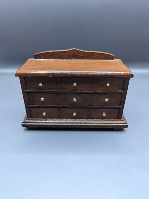 Cajonera miniatura vintage para casa de muñecas Concord Foto 1 de 4
