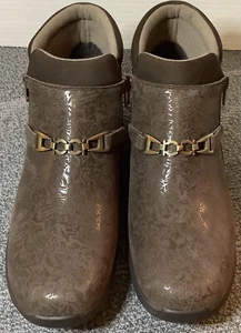 Drew braune Folienleder-Stiefelette mit seitlichem Reißverschluss Größe 10,5, Blüte, neu - Bild 1 von 7