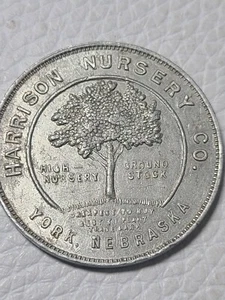 Harrison Nursery Co Token 1.5" York Nebraska Aluminio Plantación Árbol De Colección Difícil de Encontrar - Imagen 1 de 7
