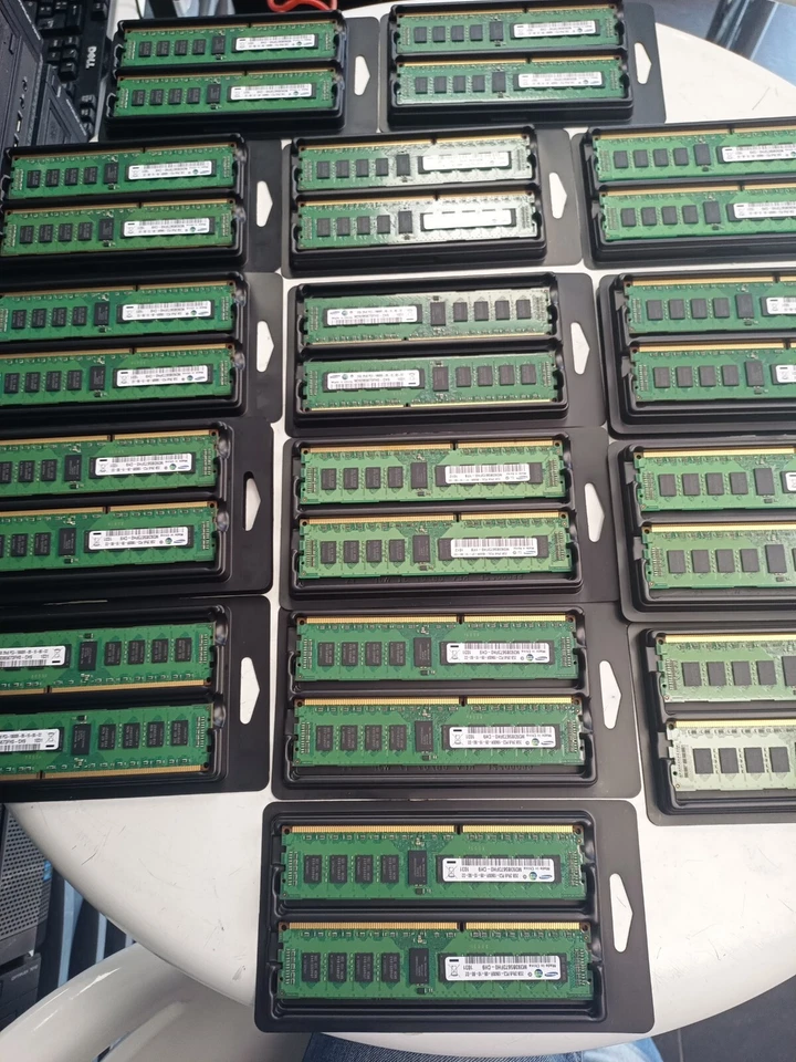 Lot de 36 serveurs RAM Samsung 2 Go 2 Rx8 PC3 -10600R-9-10-B0 D2 M393B5673EH1... - Photo 1/4