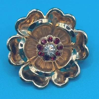 Broche Flor Tono Dorado Coro Rojo Estrás Centro Prendedor De Colección Foto 1 de 4