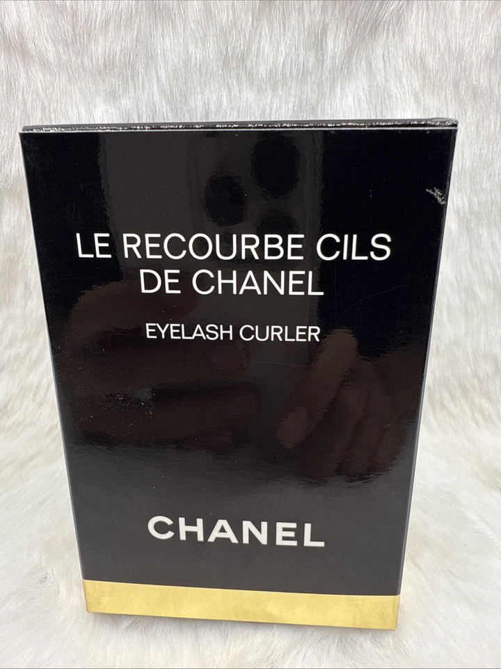 Chanel Le Recourbe Cils De Chanel Eyelash Curler & 1 Refill Pad - NIB - Image 1 of 4
