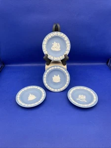 Weiß auf blau Wedgwood Jasperware 4 3/8" Schmuck Teller Schale Menge 4 NEUWERTIG - Bild 1 von 8