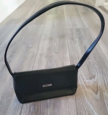 Bolso de Hombro Vintage Y2K Años 90 Guess Pequeño Negro Cuero Sintético Una Correa Simple Foto 1 de 4