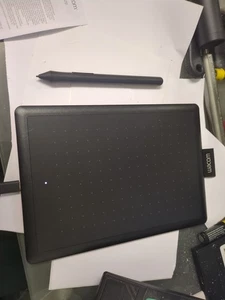 One by Wacom Stifttablett mit drucksensitivem Stift Small schwarz rot neuwertig - Bild 1 von 2