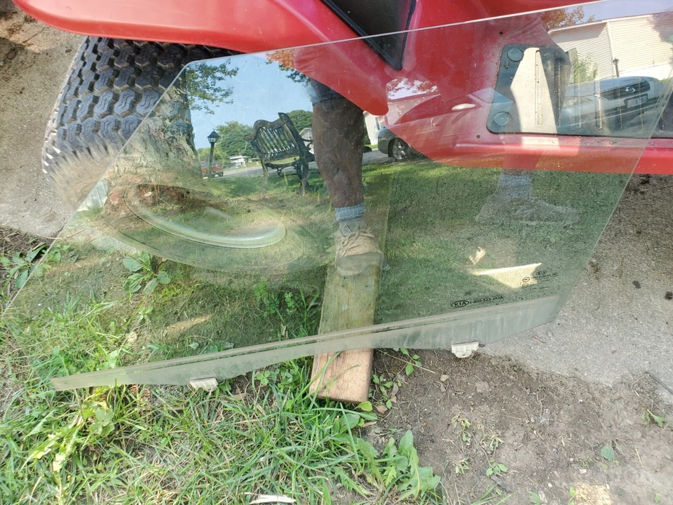 2010-12 Kia Soul Drivers Door Glass With Tabs - Image 1 of 1