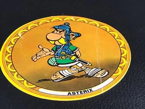 AUTOCOLLANT VINTAGE ASTERIX OBELIX DARGAUD 1967 LA VACHE QUI RIT - Foto 1 di 1