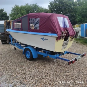 Italienisches Kajütboot mit Trailer, umgebaut als Hobby - Wanderboot - Bild 1 von 9