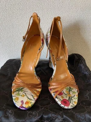 GUCCI Sandalias Cuña Floral Satinado en Bambú Tallas 23.5 y 6.5 US Nylon Mujer Foto 1 de 4