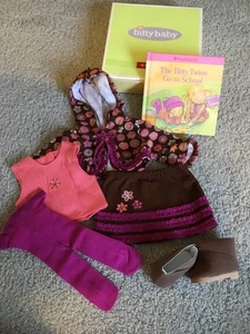 American Girl Bitty Baby Zwilling Schulzeit Outfit 2006 Neu im Karton nicht mehr im Handel erhältlich Set - Bild 1 von 2