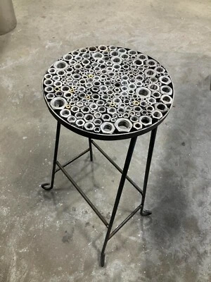 Silla sin respaldo temática industrial hecha a mano, tuercas y pernos artísticos asiento/mesa  Foto 1 de 3