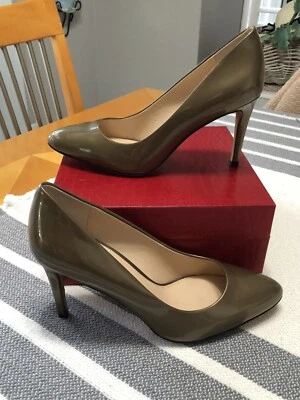Vince Camuto Mujer Patente CUERO Bronce 3.25” Tacones EE. UU. 8.5 UE 38.5 USADO EN EXCELENTE CONDICIÓN Foto 1 de 4