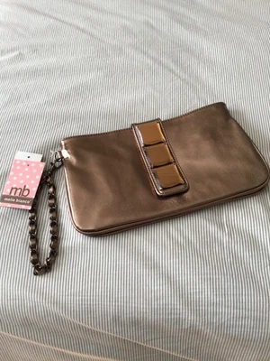 Bolso clutch Melie Bianco bronce con muñequera y adorno de piedra de cristal Foto 1 de 4