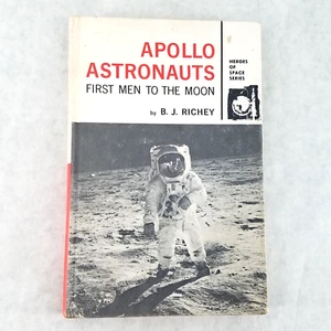 Apollo Astronauts: First Men to the Moon - 1970 Hardcover by B. J. Richey - Foto 1 di 14