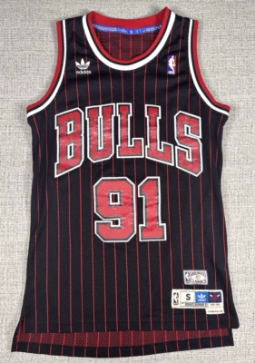 Camiseta Adidas Chicago Bulls Dennis Rodman Hardwood Classics comprimento pequeno +2 - Imagem 1 de 4