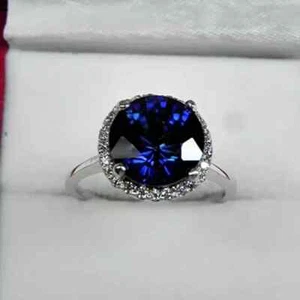 Anillo de compromiso redondo de 2,0 quilates con halo de zafiro azul creado en laboratorio chapado en oro blanco de 14 quilates - Imagen 1 de 6