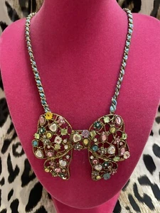 Betsey Johnson Vintage Fairyland Medium Embellished Crystal Floral Bow Necklace - Bild 1 von 6