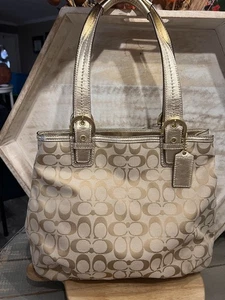 Borsa Coach vintage. Modello C classico, fodera viola, ottime condizioni - Foto 1 di 21