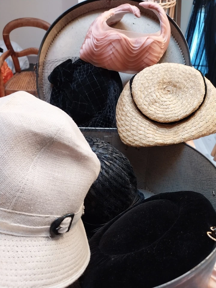 Boite à chapeaux en carton bleu foncé avec chapeaux. Tous en bel état.   - Photo 1/4