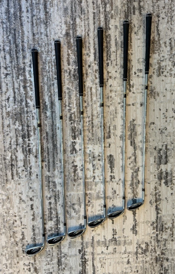 Mizuno JPX-825 Iron Set 6-Pw, Gw Steel Shaft Dynamic Gold S300 12796070 LH - Image 1 of 4