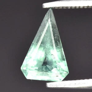 💎 0.86ct 8.8x5.5mm Pentagon Natural Green Emerald - Nigeria, Gemstone - Picture 1 of 4