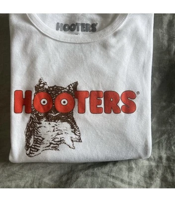 Camiseta Hooters Oficial Licenciada De Colección Nueva Sin Etiquetas Mujer’s Pequeña Top Corto Foto 1 de 4