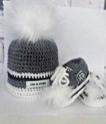 ZAPATOS DE GANCHILLO PARA BEBÉ Y SOMBRERO EL NOMBRE DE TU BEBÉ ZAPATILLAS DEPORTIVAS DE LANA HECHAS A MANO Foto 1 de 4