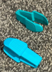 Zwei Tupperware Erdbeerschäler ~ Mini Pinzette Zange Set 2,25" Aqua Neu - Bild 1 von 1