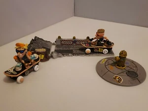 Playmate Toys 1999 Lot, 2 Skaters On Skateboards, Small Ramp , & Fire Hydrant  - Imagen 1 de 12