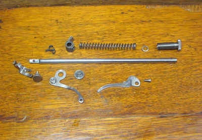 Singer 27 Presser Bar Assembly w Presser Foot Take up Sewing Machine Parts - Image 1 of 4
