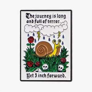 Prendedor de esmalte Journey Is Long, Full Of Terror, Yet I Inch Forward - Caracol Carry On - Imagen 1 de 2