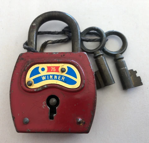 Padlock Antique 75 Winner Red REF69329 Cover