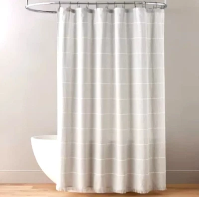 Lareira e mão com cortina de chuveiro listra de magnólia com franja cinza/creme - Imagem 1 de 4