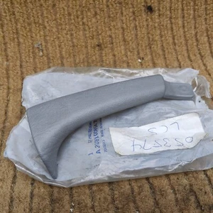 NEU Mercedes W210 E Klasse Türhaltegriff vorne rechts grau OSF 2108100854 NOS - Bild 1 von 4